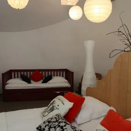 Les Cours Du Clain Bed and breakfast *