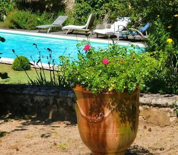 לינה וארוחת בוקר Les Cours Du Clain