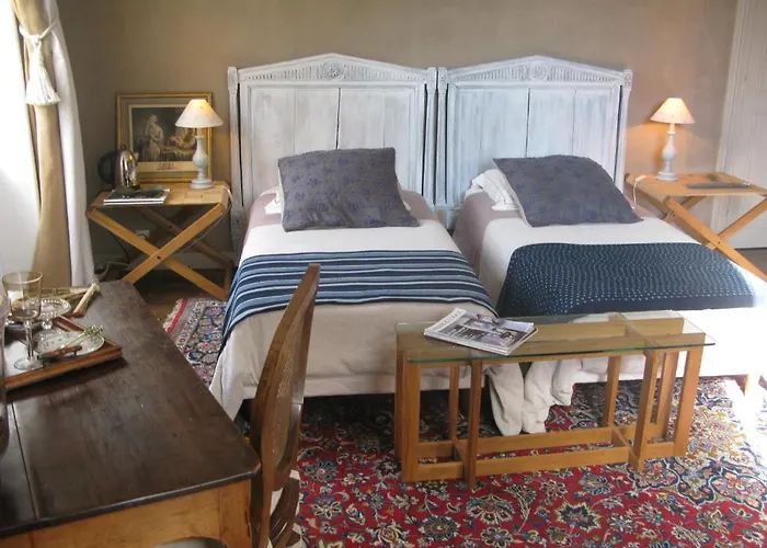 Les Cours Du Clain לינה וארוחת בוקר *